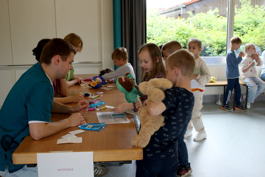 In der Apotheke des Teddybärenkrankenhauses ist der Andrang groß. Foto: Edeltraud Dombert